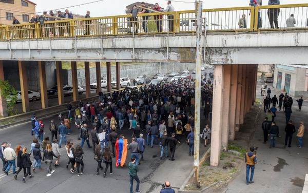 Шествие протестующих на улице Вагаршяна к Давташенскому мосту (20 апреля 2018). Ереван - Sputnik Армения