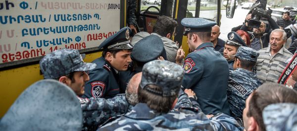 Ситуация на проспекте Азатутян (20 апреля 2018). Ереван Ситуация на проспекте Азатутян (20 апреля 2018). Ереван - Sputnik Արմենիա