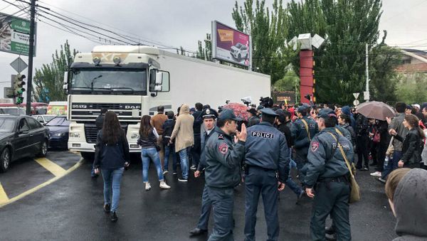 Ситуация на улице Алабяна (20 апреля 2018). Ереван Ситуация на улице Алабяна (20 апреля 2018). Ереван - Sputnik Армения