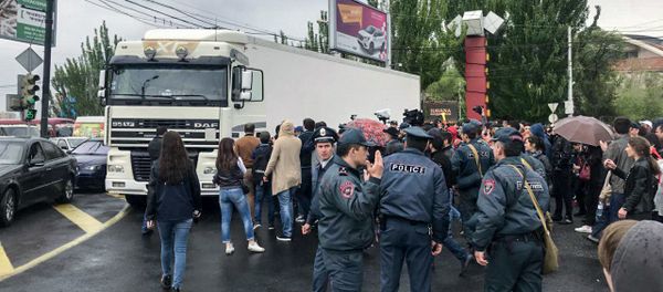 Ситуация на улице Алабяна (20 апреля 2018). Ереван - Sputnik Армения