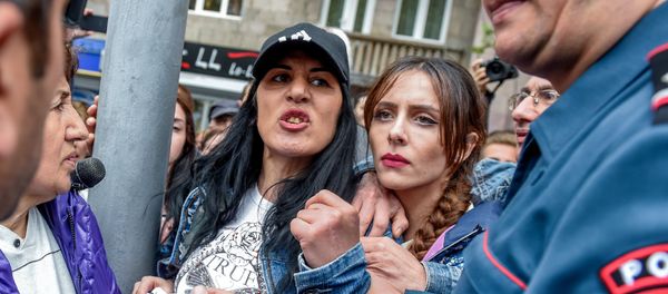 Протестующие на проспекте Азатутян (20 апреля 2018). Ереван - Sputnik Армения