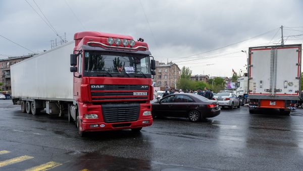 Фуры на перекрестке улиц Алабяна, Ленинградяна и моста Киевян (20 апреля 2018). Еревaн Фуры на перекрестке улиц Алабяна, Ленинградяна и моста Киевян (20 апреля 2018). Еревaн - Sputnik Արմենիա