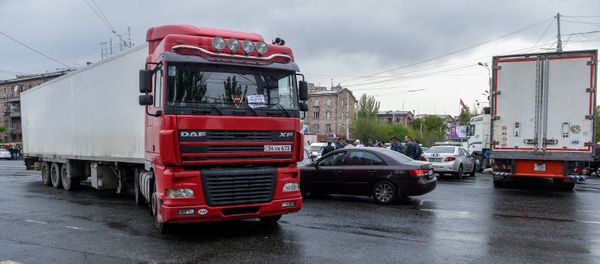 Фуры на перекрестке улиц Алабяна, Ленинградяна и моста Киевян (20 апреля 2018). Еревaн - Sputnik Արմենիա