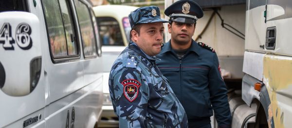 Полицейские на перекрестке улиц Алабяна, Ленинградяна и моста Киевян, где фуры заблокировали дорожное движение (20 апреля 2018). Ереван - Sputnik Армения