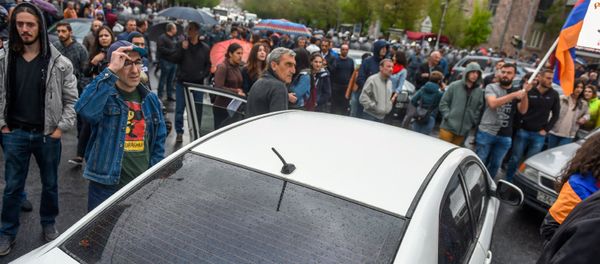 Протестующие перед полицейской баррикадой на улице Вагаршяна (20 апреля 2018). Ереван - Sputnik Армения
