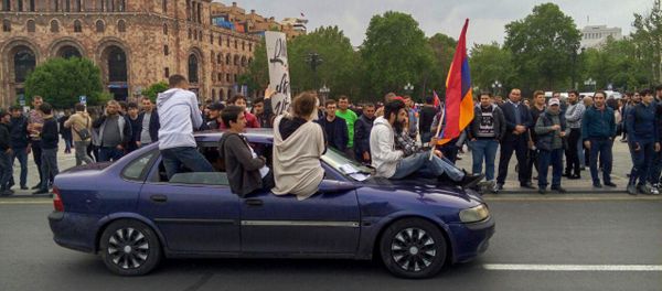 Автомобиль протестующих на площади Республики (20 апреля 2018). Ереван - Sputnik Армения