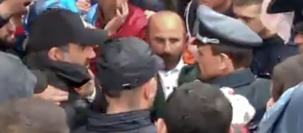 Заместитель начальника полиции Еревана Валерий Осипян и лидер оппозиционной фракции Елк Никол Пашинян (21 апреля 2018). Ереван - Sputnik Армения