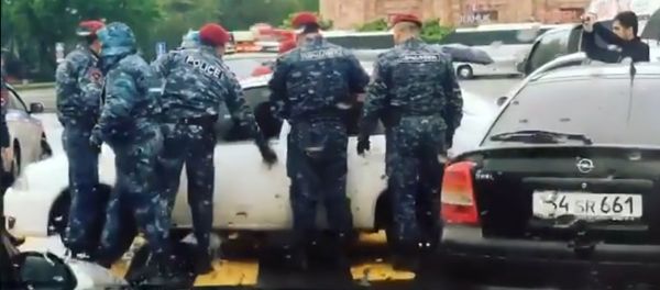 Люди в форме силой пытаются открыть автомобили, перекрывшие улицы Люди в форме силой пытаются открыть автомобили, перекрывшие улицы - Sputnik Армения