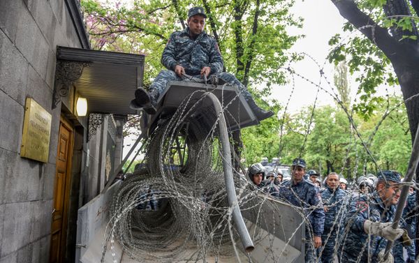 Полицейская баррикада на проспекте Баграмяна, перед зданием Парламента (21 апреля 2018). Ереван Полицейская баррикада на проспекте Баграмяна, перед зданием Парламента (21 апреля 2018). Ереван - Sputnik Армения