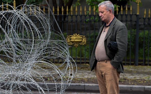 Полицейская баррикада на проспекте Баграмяна (21 апреля 2018). Ереван Полицейская баррикада на проспекте Баграмяна (21 апреля 2018). Ереван - Sputnik Армения