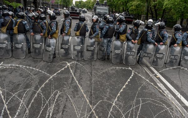 Полицейская баррикада на проспекте Баграмяна (21 апреля 2018). Ереван Полицейская баррикада на проспекте Баграмяна (21 апреля 2018). Ереван - Sputnik Армения