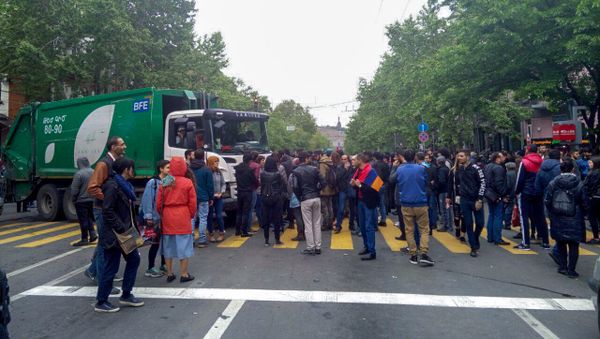 Автомобиль Санитек на перекрестке проспекта Маштоца и улицы Пушкина (21 апреля 2018). Ереван - Sputnik Արմենիա