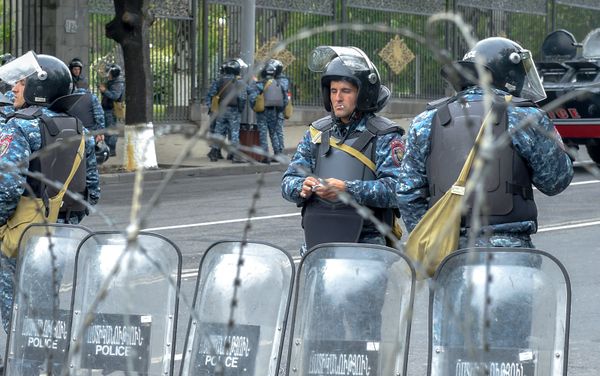 Полицейская баррикада на проспекте Баграмяна (21 апреля 2018). Ереван Полицейская баррикада на проспекте Баграмяна (21 апреля 2018). Ереван - Sputnik Армения