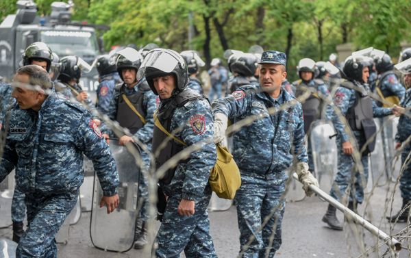 Полицейская баррикада на проспекте Баграмяна (21 апреля 2018). Ереван Полицейская баррикада на проспекте Баграмяна (21 апреля 2018). Ереван - Sputnik Армения