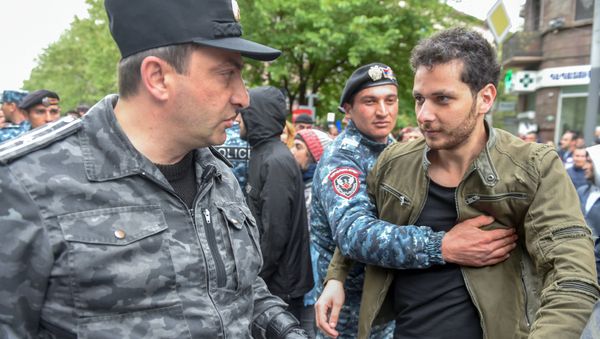 Шествие протестующих по проспекту Маштоца (21 апреля 2018). Ереван - Sputnik Արմենիա
