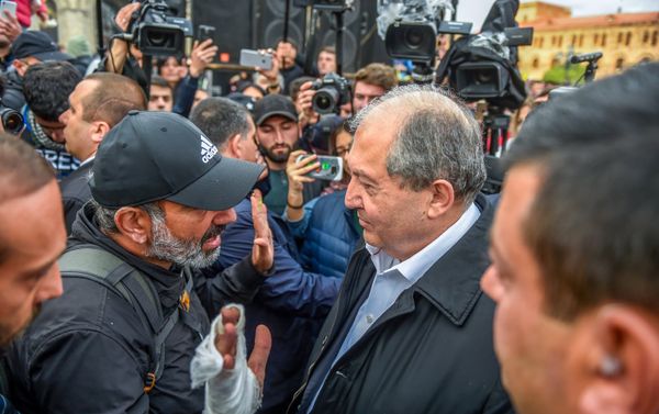 Встреча Президента РА Армена Саркисяна и лидера оппозиционной фракции Елк на площади Республики (21 апреля 2018). Ереван Встреча Президента РА Армена Саркисяна и лидера оппозиционной фракции Елк на площади Республики (21 апреля 2018). Ереван - Sputnik Армения