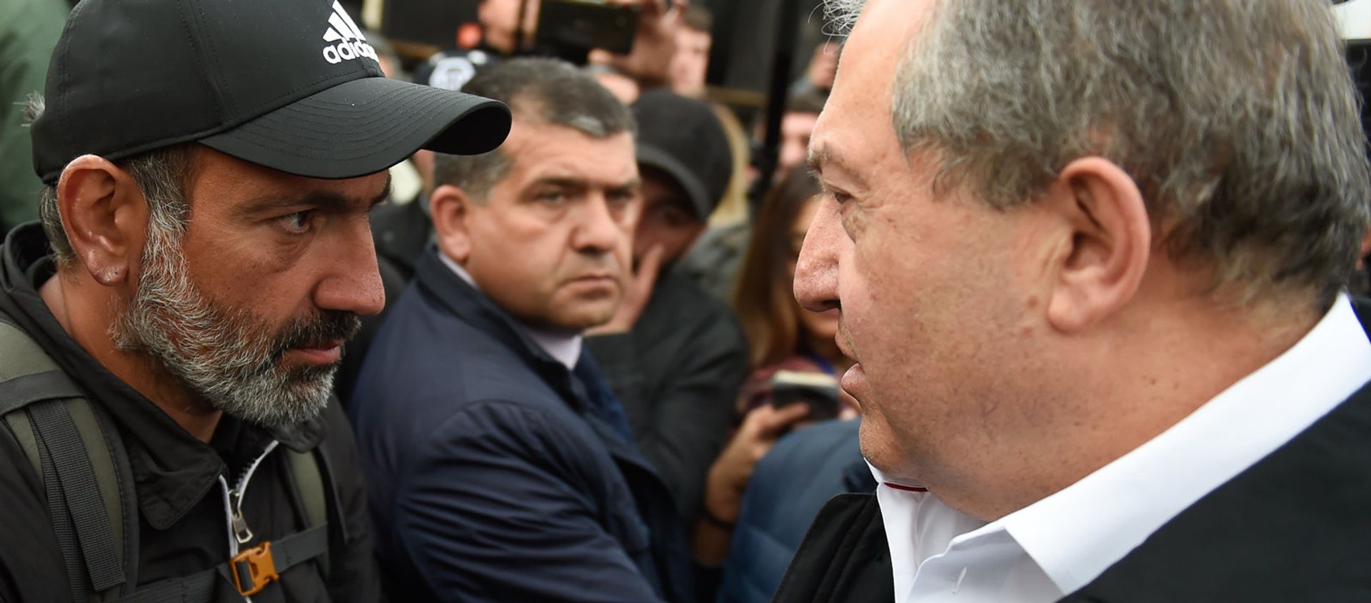 Встреча Президента РА Армена Саркисяна и лидера оппозиционной фракции Елк Никола Пашиняна на площади Республики (21 апреля 2018). Ереван - Sputnik Արմենիա, 1920, 21.06.2021