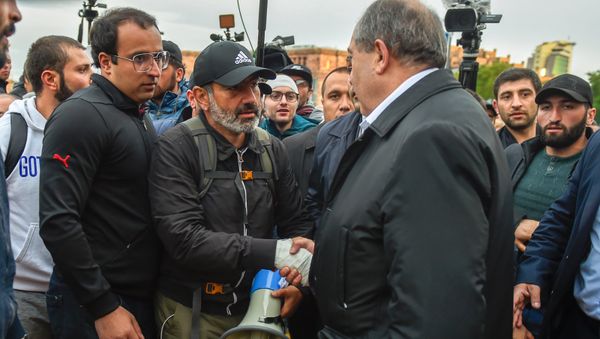 Встреча Президента РА Армена Саркисяна и лидера оппозиционной фракции Елк Никола Пашиняна на площади Республики (21 апреля 2018). Ереван Встреча Президента РА Армена Саркисяна и лидера оппозиционной фракции Елк Никола Пашиняна на площади Республики (21 апреля 2018). Ереван - Sputnik Արմենիա