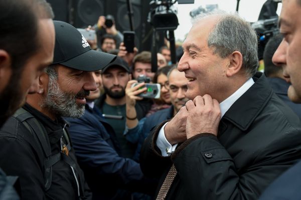 Встреча Президента РА Армена Саркисяна и лидера оппозиционной фракции Елк Никола Пашиняна на площади Республики (21 апреля 2018). Ереван Встреча Президента РА Армена Саркисяна и лидера оппозиционной фракции Елк Никола Пашиняна на площади Республики (21 апреля 2018). Ереван - Sputnik Армения