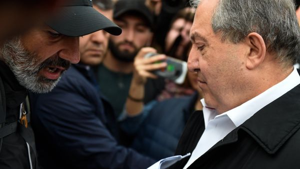 Встреча Президента РА Армена Саркисяна и лидера оппозиционной фракции Елк Никола Пашиняна на площади Республики (21 апреля 2018). Ереван - Sputnik Армения