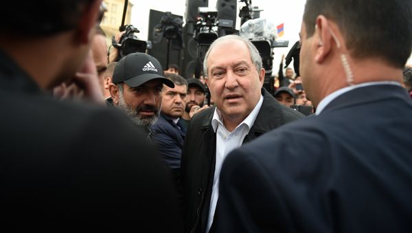 Встреча Президента РА Армена Саркисяна и лидера оппозиционной фракции Елк Никола Пашиняна на площади Республики (21 апреля 2018). Ереван Встреча Президента РА Армена Саркисяна и лидера оппозиционной фракции Елк Никола Пашиняна на площади Республики (21 апреля 2018). Ереван - Sputnik Армения
