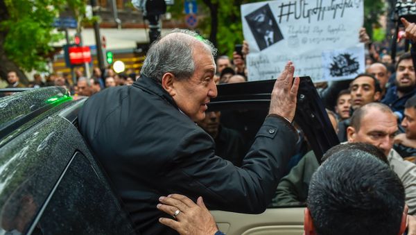 Встреча Президента РА Армена Саркисяна и лидера оппозиционной фракции Елк Никола Пашиняна на площади Республики (21 апреля 2018). Ереван - Sputnik Армения