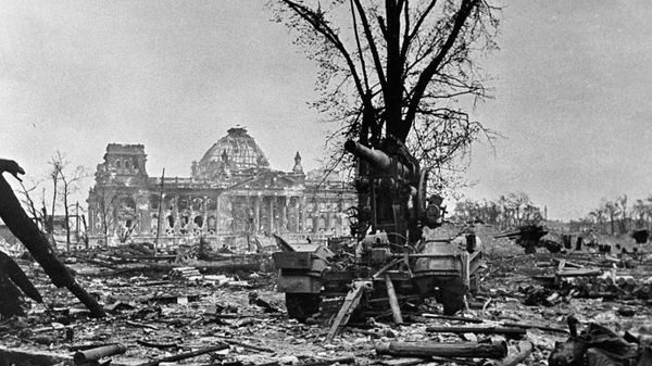 Рейхстаг после взятия Берлина советскими войсками. - Sputnik Армения