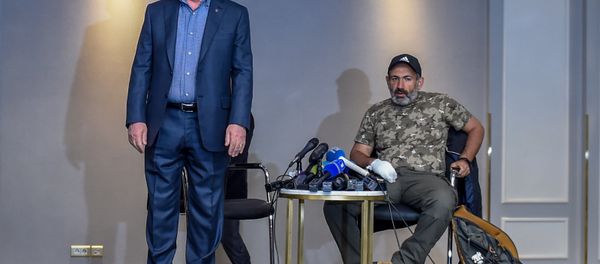 Встреча Премьер-министра РА Сержа Саргсяна и лидера оппозиционной фракции Елк Никола Пашиняна (22 апреля 2018). Гостиница Marriott Armenia, Ереван - Sputnik Армения