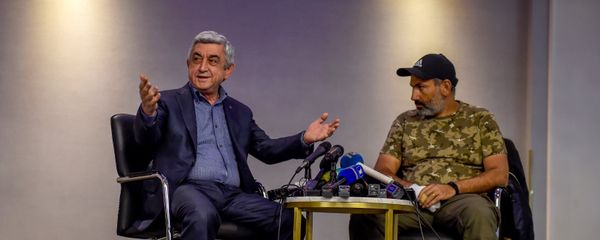 Встреча Премьер-министра РА Сержа Саргсяна и лидера оппозиционной фракции Елк Никола Пашиняна (22 апреля 2018). Гостиница Marriott Armenia, Ереван Встреча Премьер-министра РА Сержа Саргсяна и лидера оппозиционной фракции Елк Никола Пашиняна (22 апреля 2018). Гостиница Marriott Armenia, Ереван - Sputnik Армения
