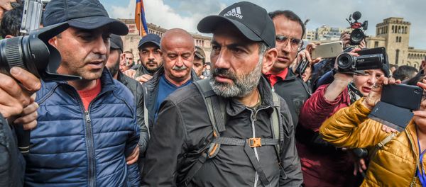 Лидер оппозиционной фракции Елк Никол Пашинян на площади Республики (22 апреля 2018). Ереван - Sputnik Արմենիա