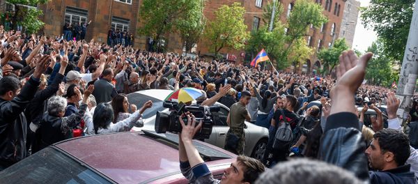Протестующие перед отделением полиции, где предположительно находится Никол Пашинян (22 апреля 2018). Ереван Протестующие перед отделением полиции, где предположительно находится Никол Пашинян (22 апреля 2018). Ереван - Sputnik Армения