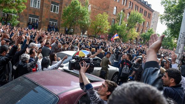 Протестующие перед отделением полиции, где предположительно находится Никол Пашинян (22 апреля 2018). Ереван - Sputnik Армения