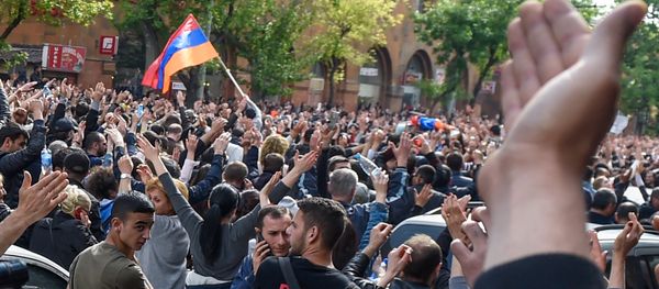 Протестующие перед отделением полиции, где предположительно находится Никол Пашинян (22 апреля 2018). Ереван Протестующие перед отделением полиции, где предположительно находится Никол Пашинян (22 апреля 2018). Ереван - Sputnik Արմենիա
