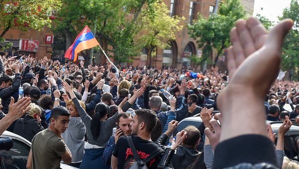 Протестующие перед отделением полиции, где предположительно находится Никол Пашинян (22 апреля 2018). Ереван - Sputnik Արմենիա