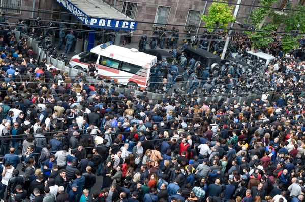 Карета скорой помощи перед перед отделением полиции, где предположительно находится Никол Пашинян (22 апреля 2018). Ереван - Sputnik Армения