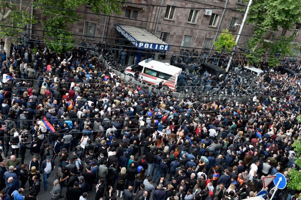 Карета скорой помощи перед отделением полиции, где предположительно находится Никол Пашинян (22 апреля 2018). Еревaн Карета скорой помощи перед отделением полиции, где предположительно находится Никол Пашинян (22 апреля 2018). Еревaн - Sputnik Армения