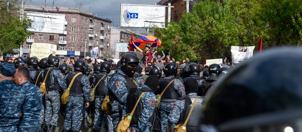 Протестующие перед отделением полиции, где предположительно находится Никол Пашинян (22 апреля 2018). Ереван - Sputnik Армения