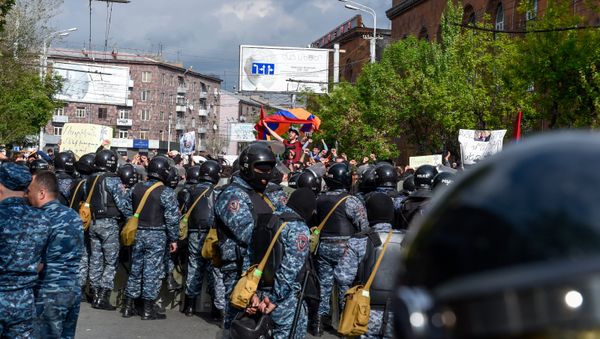 Протестующие перед отделением полиции, где предположительно находится Никол Пашинян (22 апреля 2018). Ереван - Sputnik Армения