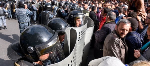 Протестующие перед отделением полиции, где предположительно находится Никол Пашинян (22 апреля 2018). Еревaн - Sputnik Армения