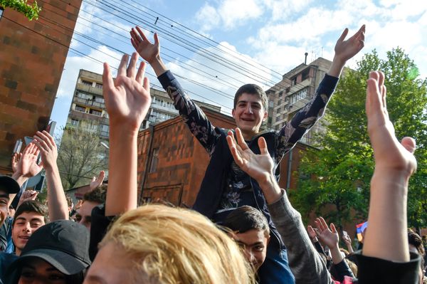 Протестующие перед отделением полиции, где предположительно находится Никол Пашинян (22 апреля 2018). Ереван - Sputnik Армения