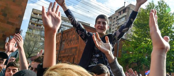 Протестующие перед отделением полиции, где предположительно находится Никол Пашинян (22 апреля 2018). Ереван - Sputnik Արմենիա