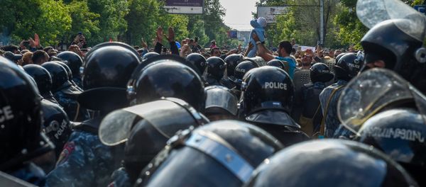Протестующие перед отделением полиции, где предположительно находится Никол Пашинян (22 апреля 2018). Ереван Протестующие перед отделением полиции, где предположительно находится Никол Пашинян (22 апреля 2018). Ереван - Sputnik Армения
