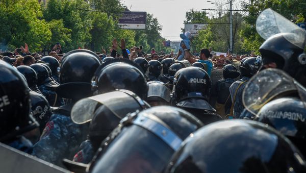 Протестующие перед отделением полиции, где предположительно находится Никол Пашинян (22 апреля 2018). Ереван - Sputnik Армения