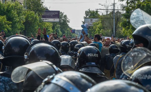 Протестующие перед отделением полиции, где предположительно находится Никол Пашинян (22 апреля 2018). Ереван - Sputnik Армения