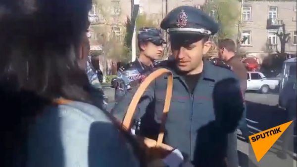 Раздача хлеба на митинге в Гюмри 22 апреля - Sputnik Արմենիա