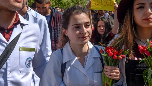 Шествие студентов по проспекту Маштоца (23 апреля 2018). Ереван - Sputnik Армения