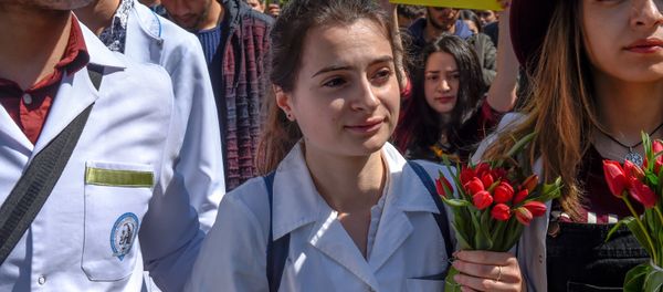 Шествие студентов по проспекту Маштоца (23 апреля 2018). Ереван Шествие студентов по проспекту Маштоца (23 апреля 2018). Ереван - Sputnik Армения