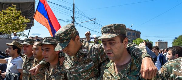 Протестующие в военной форме присоединились к шествию студентов (23 апреля 2018). Ереван - Sputnik Армения