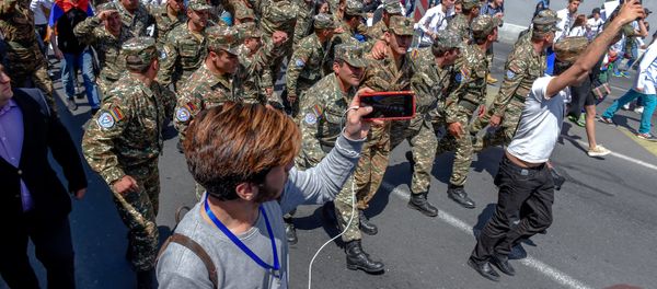 Протестующие в военной форме присоединились к шествию студентов (23 апреля 2018). Ереван - Sputnik Արմենիա