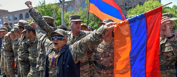 Протестующие в военной форме присоединились к шествию студентов (23 апреля 2018). Ереван - Sputnik Արմենիա